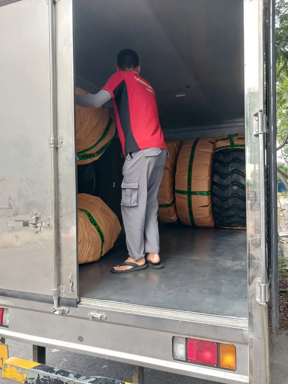 Quy trình tư vấn, báo giá và giao nhận lốp xe công trình