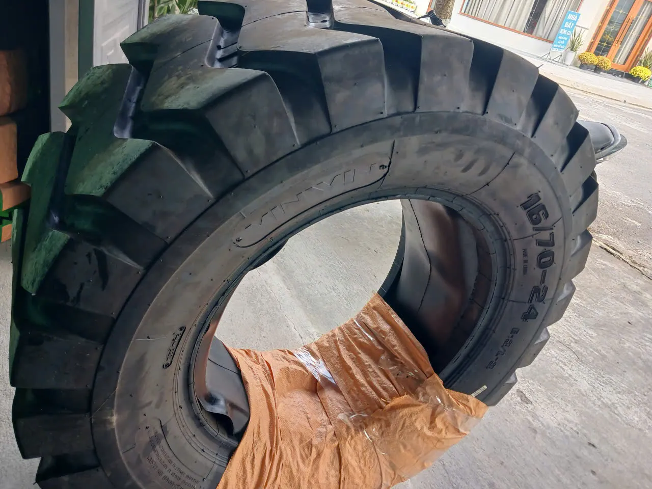 Lốp xúc lật 16/70-24 E3 Lốp xúc lật 16/70-24 E3