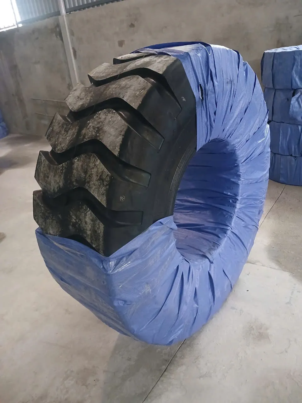 Lốp xúc lật 20.5/70-16/18PR E3 TT Vinwin