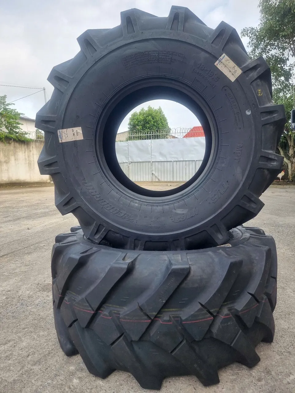 Lốp 18-19.5 BKT