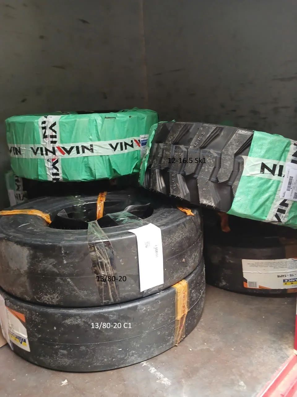 Lốp xe lu láng 11.00-20 C1 16PR Vinwin Lốp xe lu láng 11.00-20 C1 16PR Vinwin