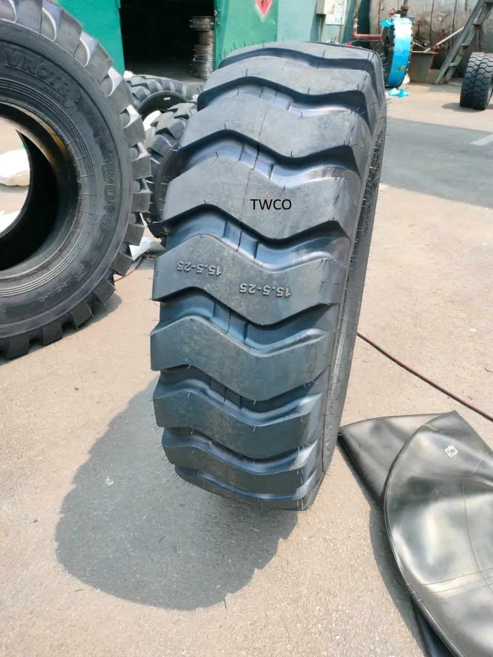Lốp 15.5-25 16 Pr TT vinwin