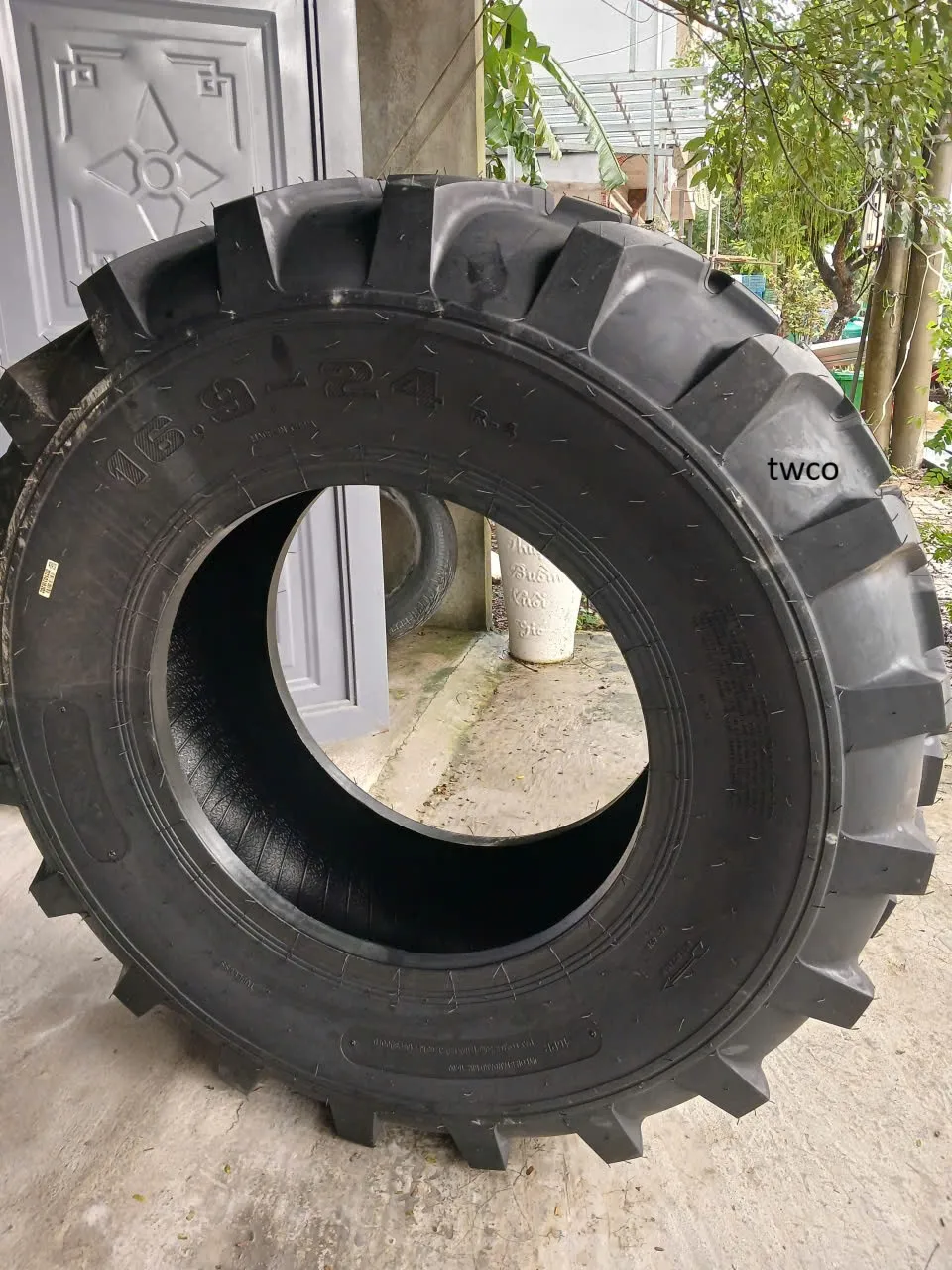 Lốp máy xúc liên hợp 16.9-24/16PR R4 TL Lốp máy xúc liên hợp 16.9-24/16PR R4 TL