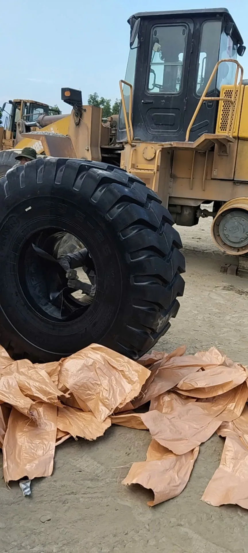 Lốp xúc lật 23.5-25/28PR E3/L3 TT Vinwin Lốp xúc lật 23.5-25/28PR E3/L3 TT Vinwin